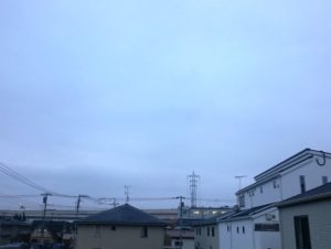 2/23朝6:30頃　自宅から東の空 もう日の出時刻は過ぎてるが 曇り空で、薄暗い 